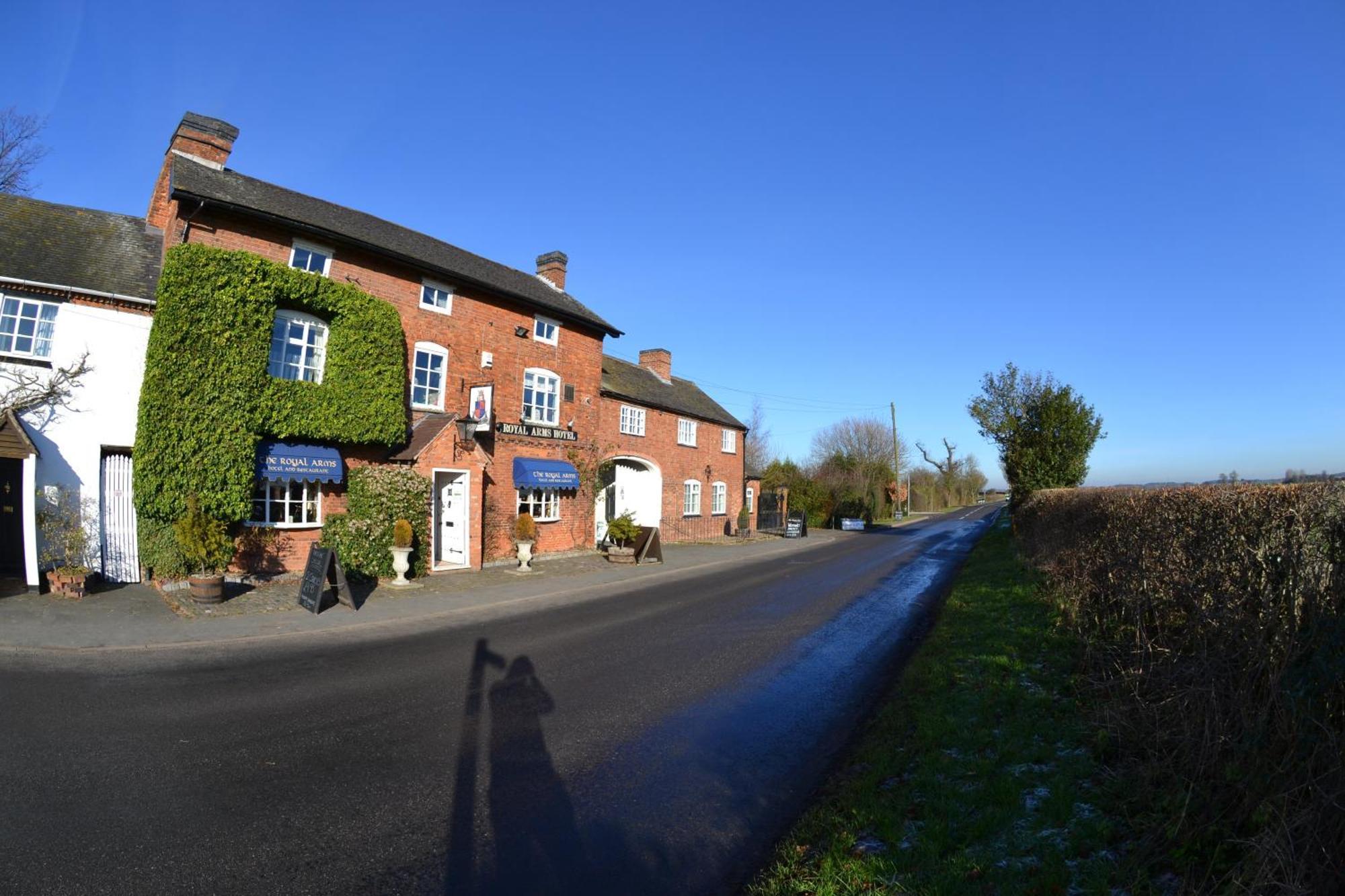 The Royal Arms Hotel Sutton Cheney Екстериор снимка
