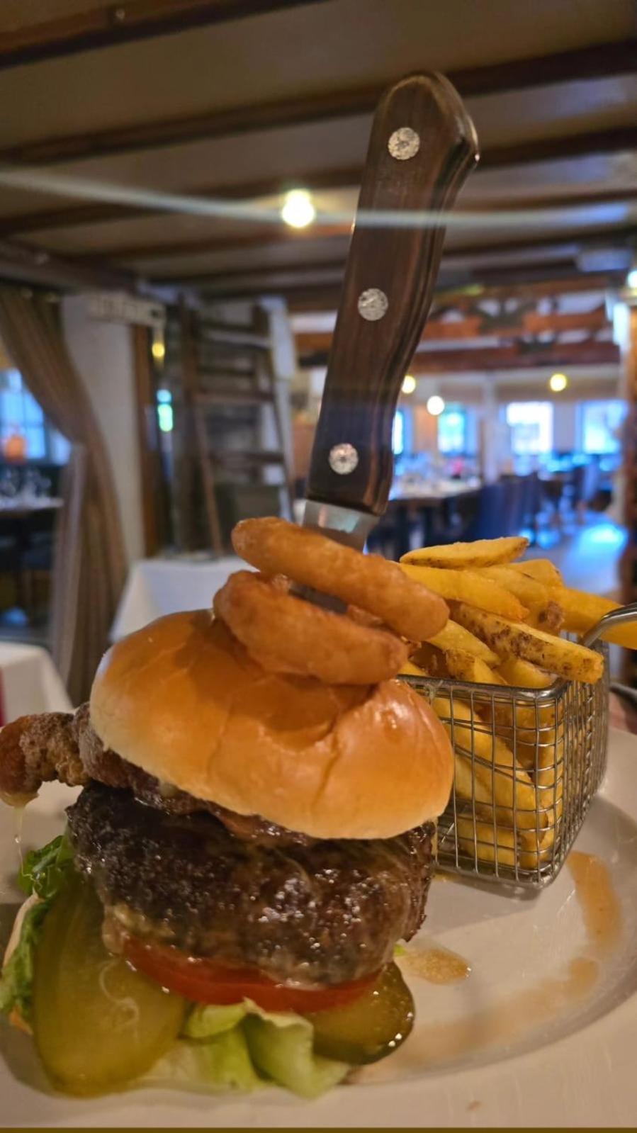 The Royal Arms Hotel Sutton Cheney Екстериор снимка