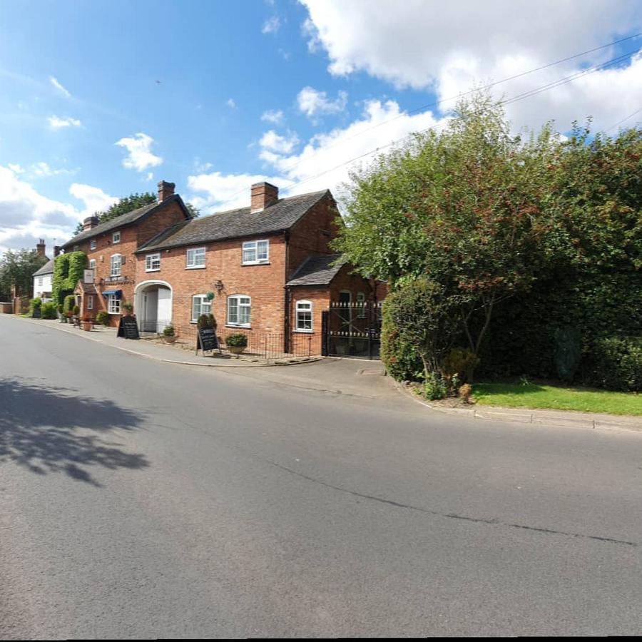 The Royal Arms Hotel Sutton Cheney Екстериор снимка