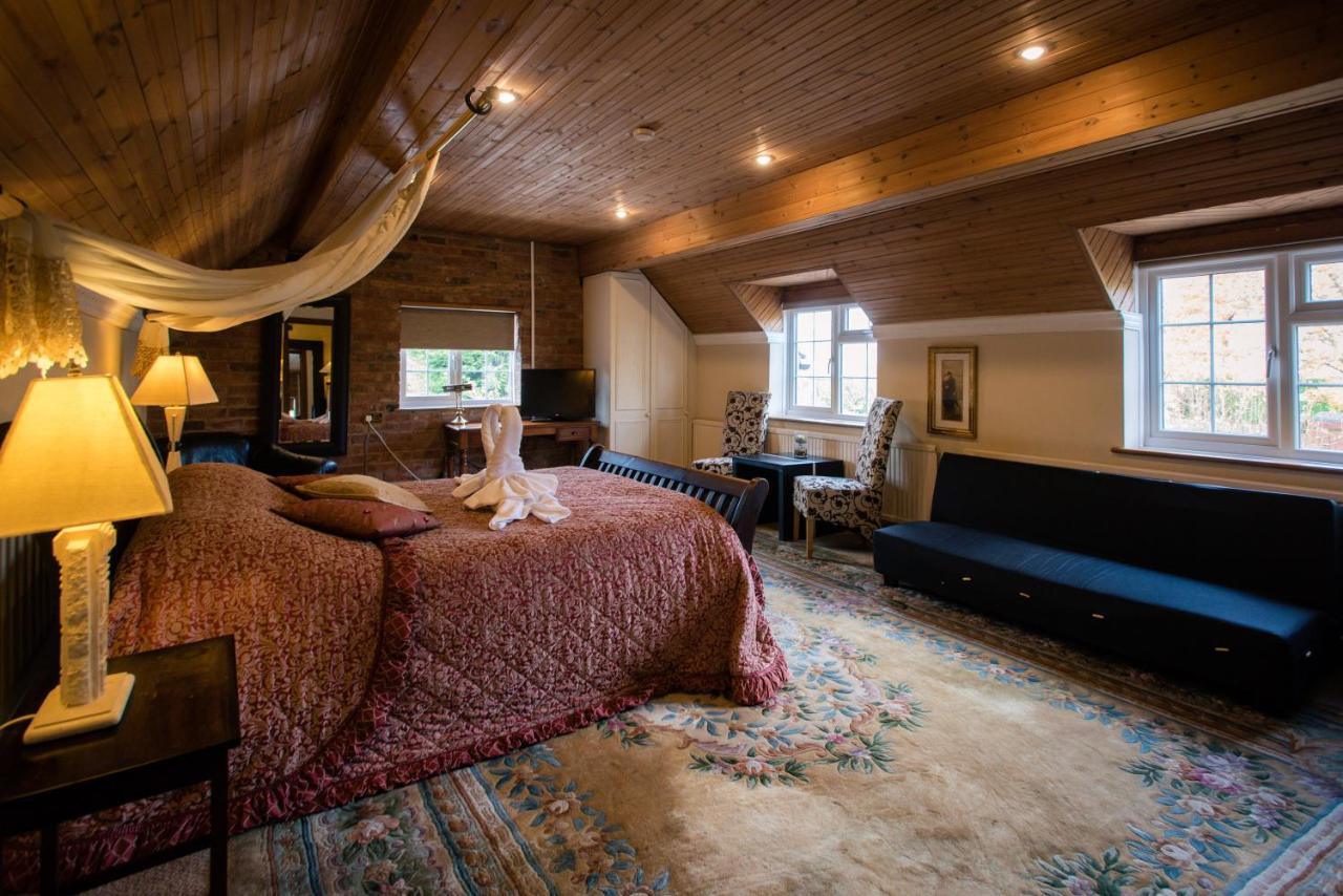 The Royal Arms Hotel Sutton Cheney Екстериор снимка