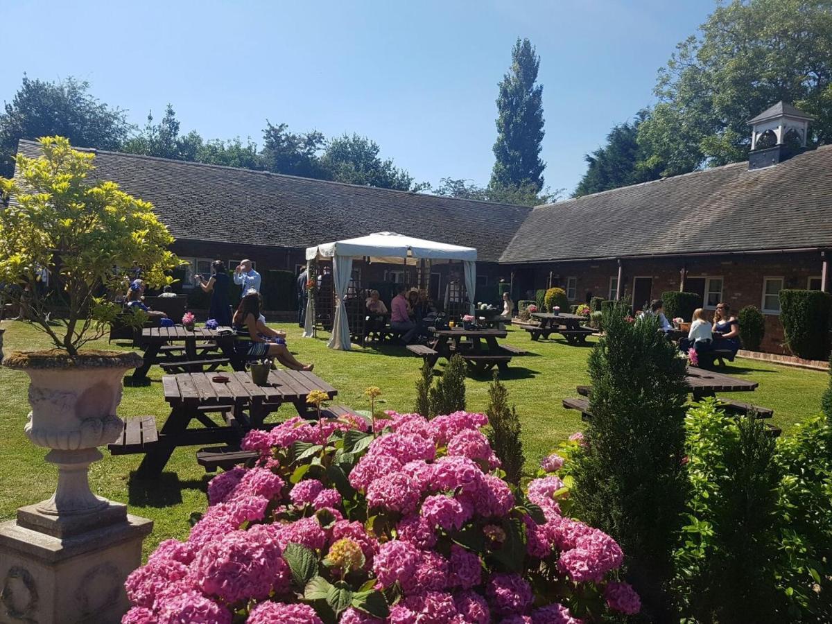 The Royal Arms Hotel Sutton Cheney Екстериор снимка